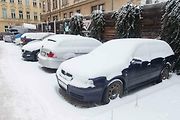 Parkování na ulici po celý rok je pro většinu motoristů nezbytností.