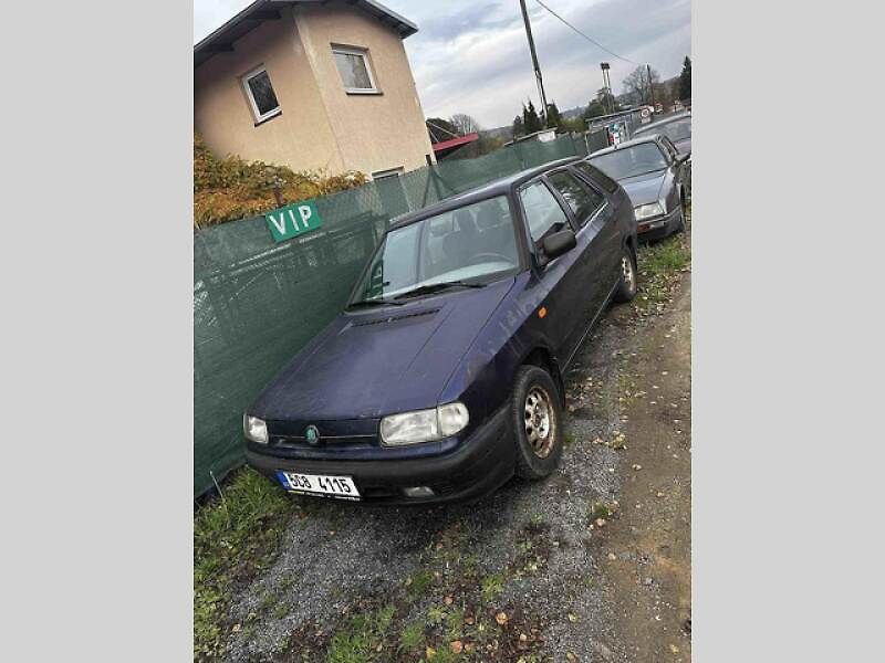 Vůz je podsvícený a šlehá plameny.