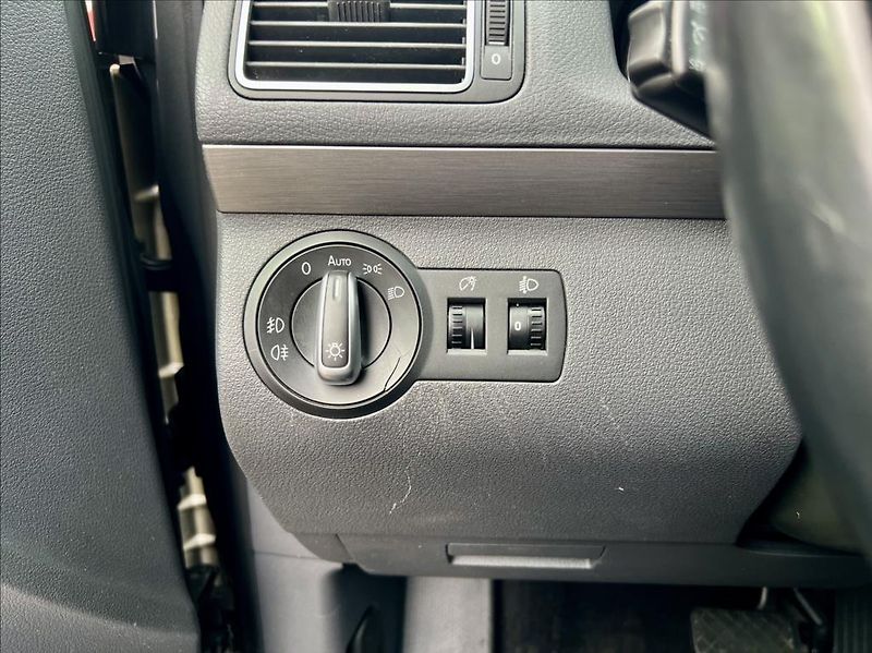Volkswagen Touran 1,6 TDi / KLIMA / 7MÍST / DSG - fotka 36 z 39