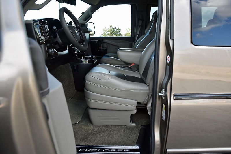 Chevrolet Express EXPLORER LIMITED SE 6.6 V8,DPH - fotka 10 z 55