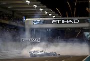 F1 2017 GP Abu Dhabi - Vallteri Bottas a Lewis Hamilton (Mercedes) předvádějí oslavné donuts