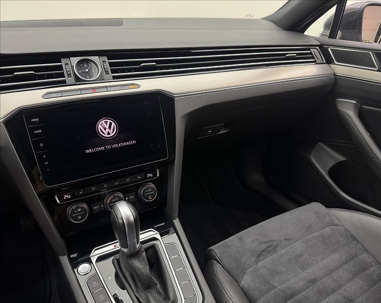 Volkswagen Passat 2,0 R-LINE DSG 4X4 VC DCC PANO - fotka 14 z 41