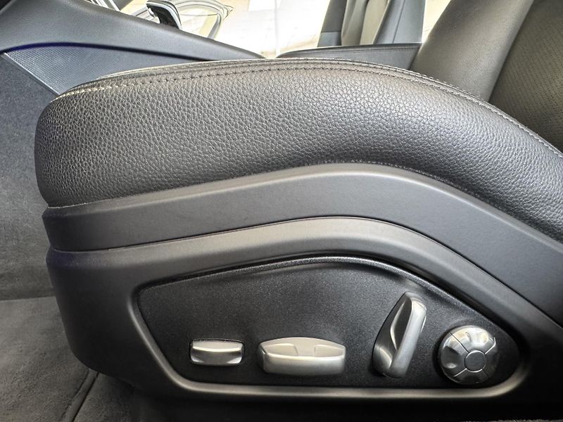 Porsche Panamera 4S 324kW*Chrono*REZERVACE! - fotka 34 z 39
