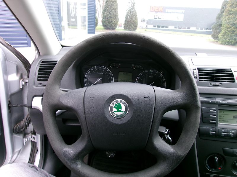 Škoda Octavia (2008) 1.6i - fotka 13 z 15