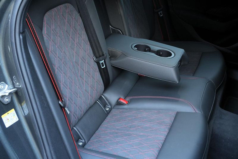 Audi A6 Avant 220 kW, ČR, S-Line, Tažné - fotka 34 z 37