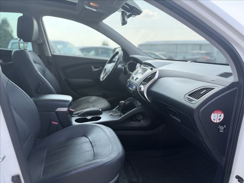 Hyundai ix35 2,0 135kW A/T NAVI PANO 4X4 - fotka 29 z 32