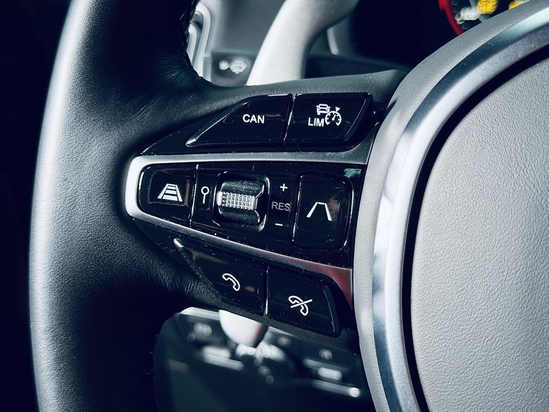 Aston Martin DBX (2021) 550*AIR*XENON.GREY*TOP - fotka 26 z 48