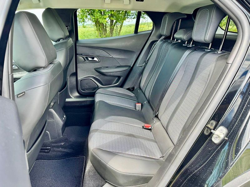 Peugeot 2008 (2021) 50kWh, SoH 90%, 360° Kamera - fotka 13 z 17