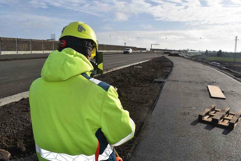 Křižovatka před Sadovou, tady bude konec otevřeného úseku od Hradce Králové.