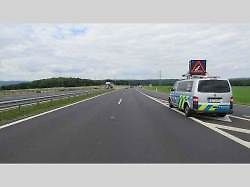 Řidič Renaultu najížděl i do policejní Octavie v civilním provedení.
