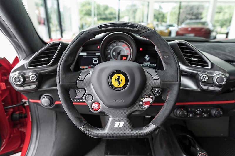 Ferrari 488 Pista PILOTI - fotka 6 z 26
