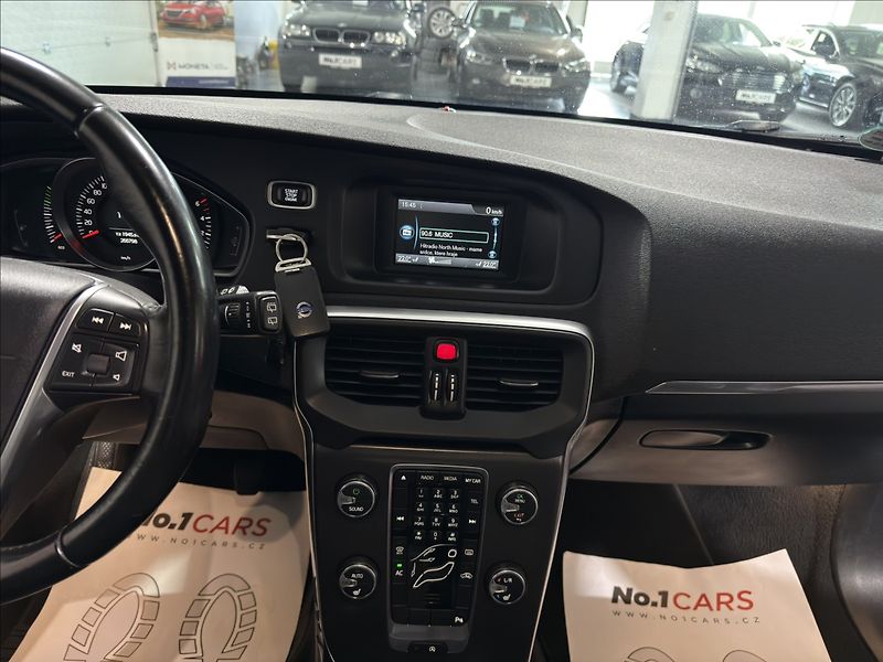 Volvo V40 1,6   D2 MOMENTUM BI-XEN VÝHŘE - fotka 23 z 42