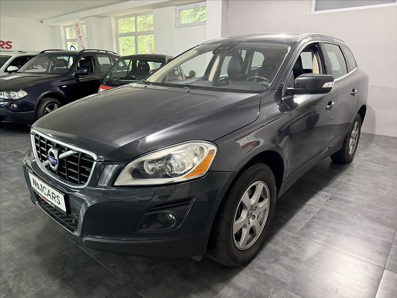 Volvo XC60 2,4   D5 AWD SUMMUM XENON - fotka 3 z 39
