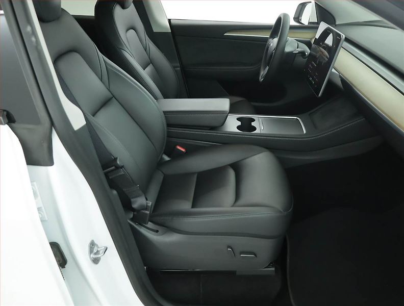 Tesla Model Y (2022) Long Range AWD 79kWh, SoH 92% - fotka 9 z 21