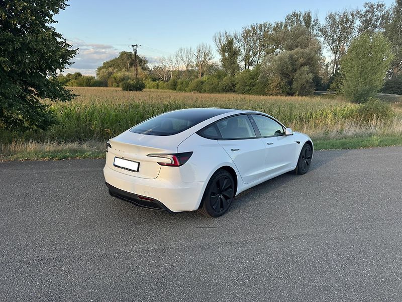 Tesla Model 3 (2024) Standard Range LFP,SoH 95%,ČR - fotka 8 z 18