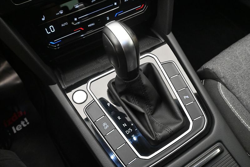 Volkswagen Passat 2,0 TDI 110 kW DSG Business Zá - fotka 22 z 31