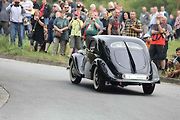 Na akci Jízda do vrchu a výstava historických vozidel se představilo na tři sta automobilů a motocyklů.