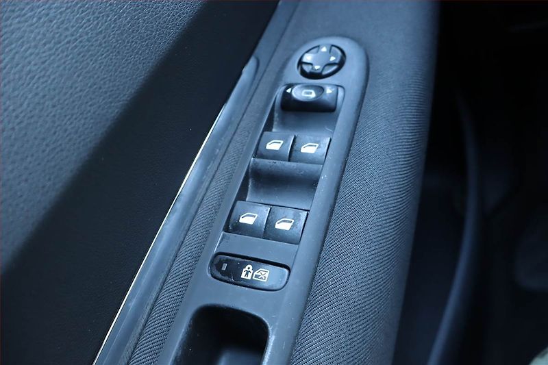Peugeot 3008 (2009) 1.6 HDi, po STK, Tažné - fotka 16 z 21