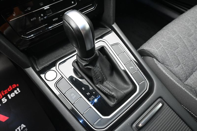 Volkswagen Passat 2,0 TDI 110KW DSG BUSINESS Zár - fotka 23 z 31