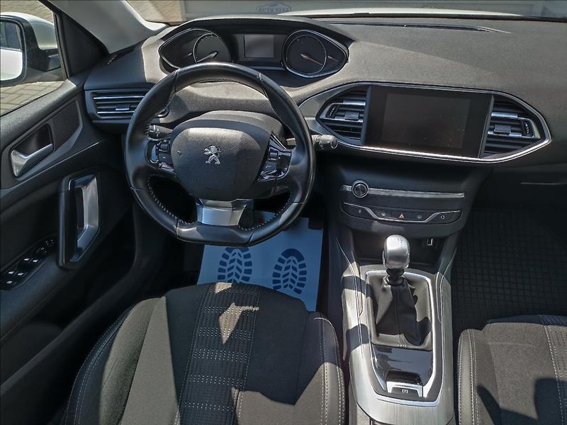 Peugeot 308 1,5 BlueHDi 96kw Allure,S&S,ČR - fotka 14 z 39