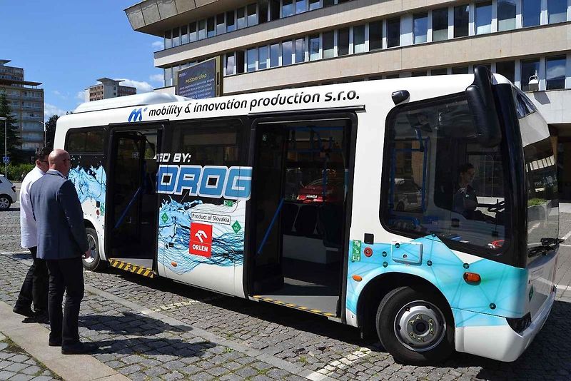 Autobus na vodíkový pohon v Mostě. Pohled z přední strany.