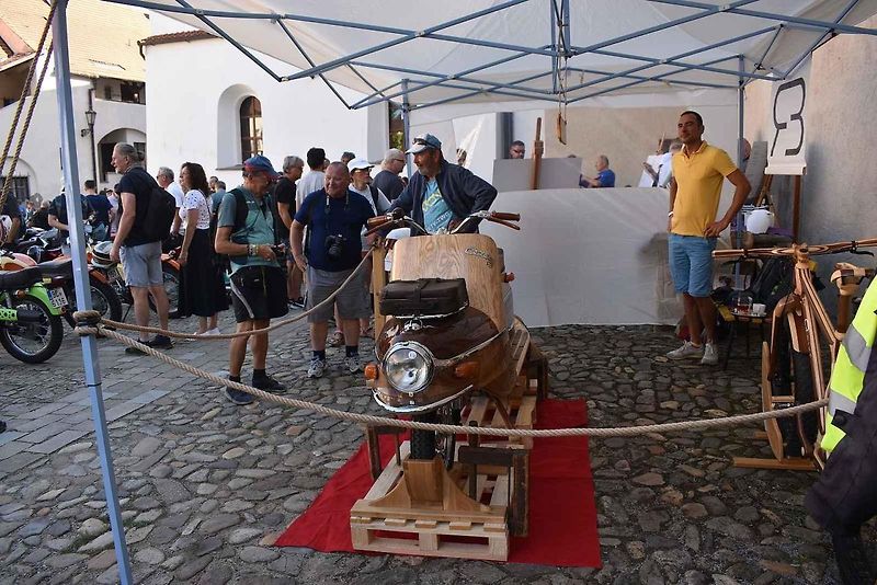 Strakonice si připomněly 105 let od zahájení výroby značky ČZ Sjeli se sem majitelé a obdivovatelé legendárních motocyklů. Na dobu, kdy pro čezetu pracoval, zavzpomínal i náš jediný kosmonaut ve vesmíru Vladimír Remek. A ochotně pózoval na společných sním