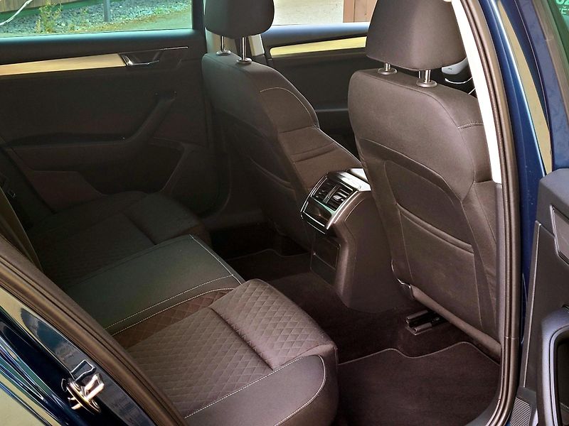 Škoda Superb TSi DSG AMB *SERVIS,CEBIA   - fotka 20 z 43