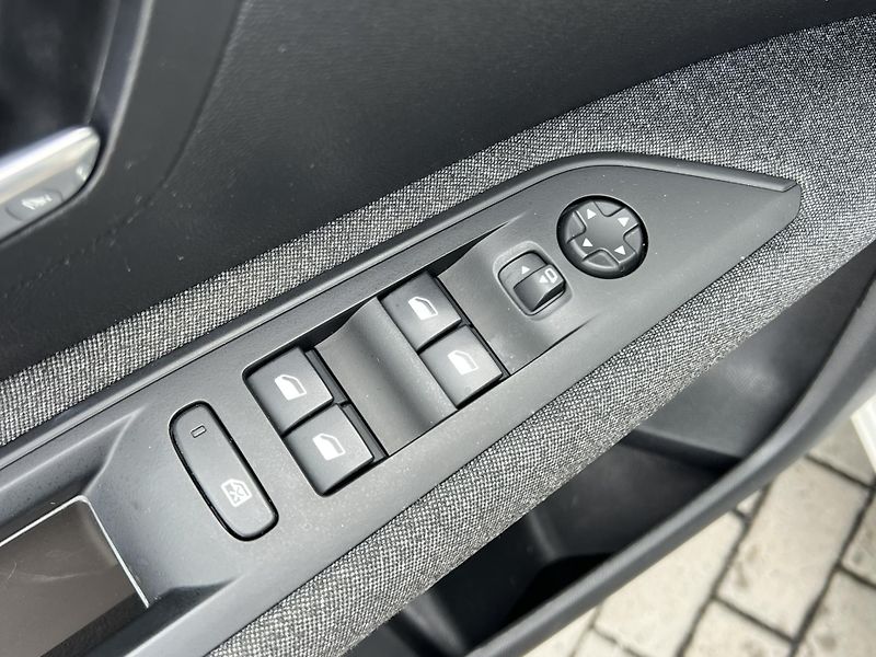 Peugeot 3008 (2022) 1.5 HDI 130 KAMERA ČR NOVÉ - fotka 15 z 18