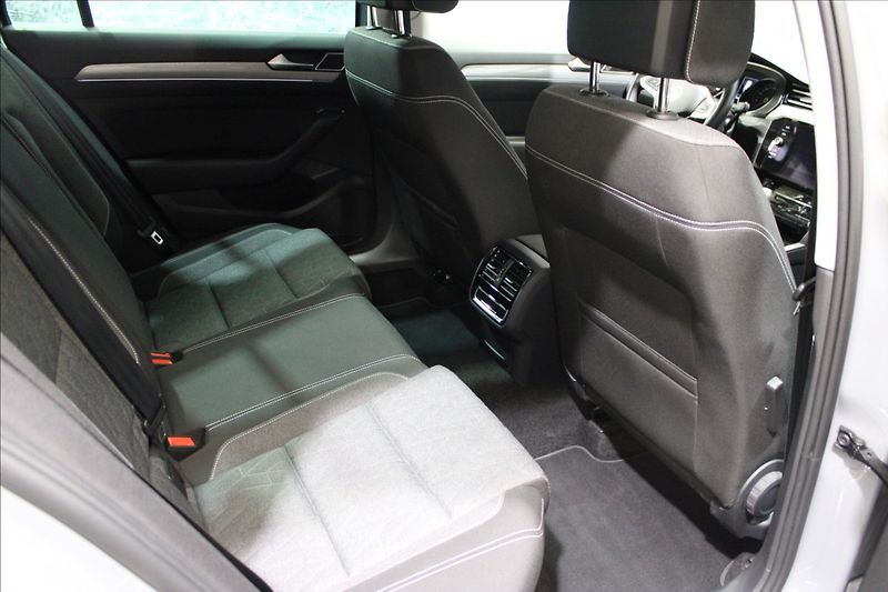 Volkswagen Passat 1,5 TSI DSG Business 1.maj. CZ - fotka 12 z 35