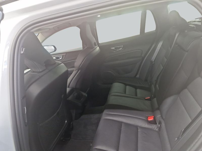 Volvo V60 B4 Plus Dark - fotka 11 z 19