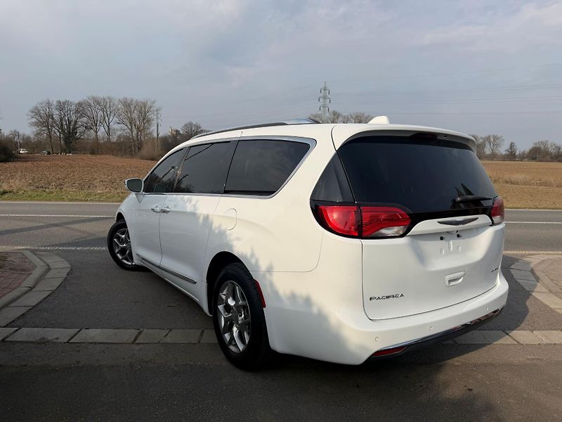 Chrysler Pacifica (2018) 3,6 RU Panorama Limited 2018 - fotka 3 z 20