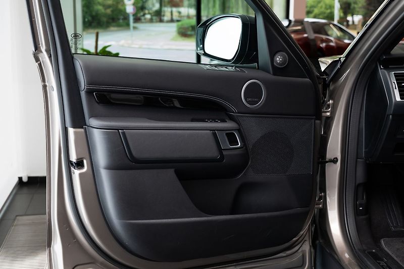 Land Rover Discovery D300 SE Approved/7 míst/ - fotka 7 z 27