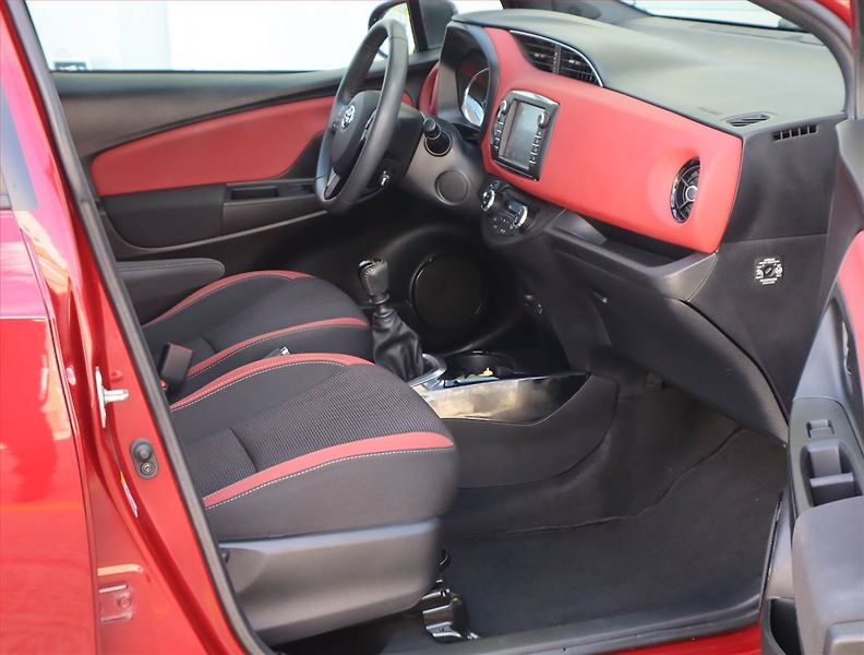 Toyota Yaris (2018) 1.5 Dual VVT-i, Tempomat - fotka 9 z 16