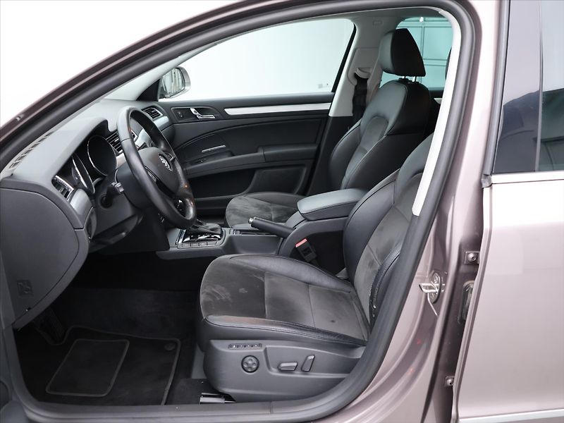 Škoda Superb 2,0 TDI 103kW DSG Elegance - fotka 12 z 31