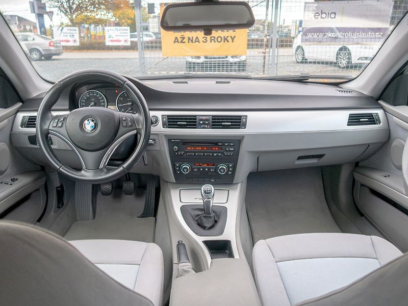 BMW Řada 3 (2009) 320I 125KW man – PĚKNÝ - fotka 12 z 42