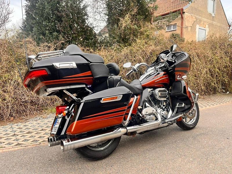 Harley-Davidson FLTRU Road Glide Ultra 1750 (2014) FLTRUSE Road Glide Ultra CVO R - fotka 2 z 16
