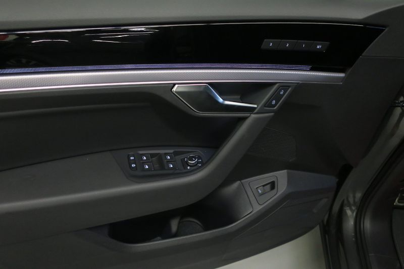 Volkswagen Touareg (2024) R-Line 3,0TDI 210kW Nez. top. - fotka 9 z 42