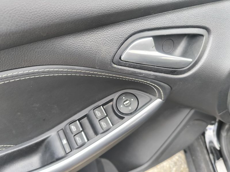 Ford Focus 2.0TDCI103KW,MAX VÝBAVA,KRÁSNÝ - fotka 22 z 24