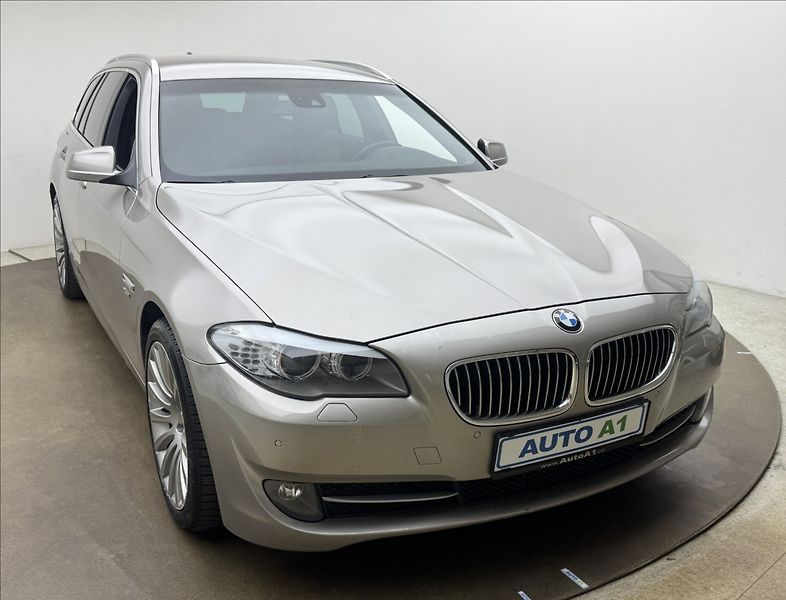 BMW Řada 5 3,0 30d 4X4 DPH LED KŮŽE TAŽNÉ - fotka 3 z 38