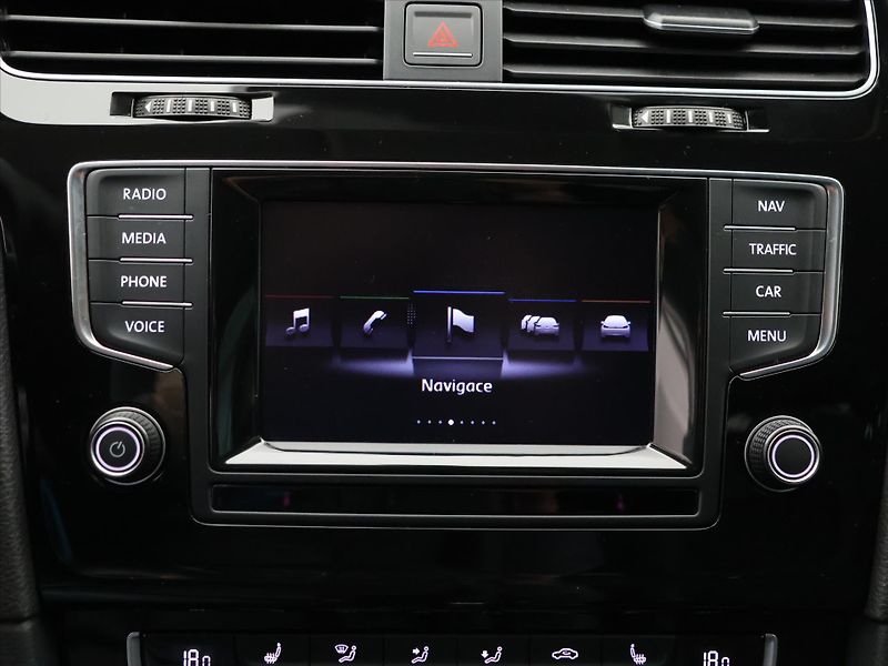 Volkswagen Golf 1,4 TSI 90kW DSG Highline Xeno - fotka 25 z 36