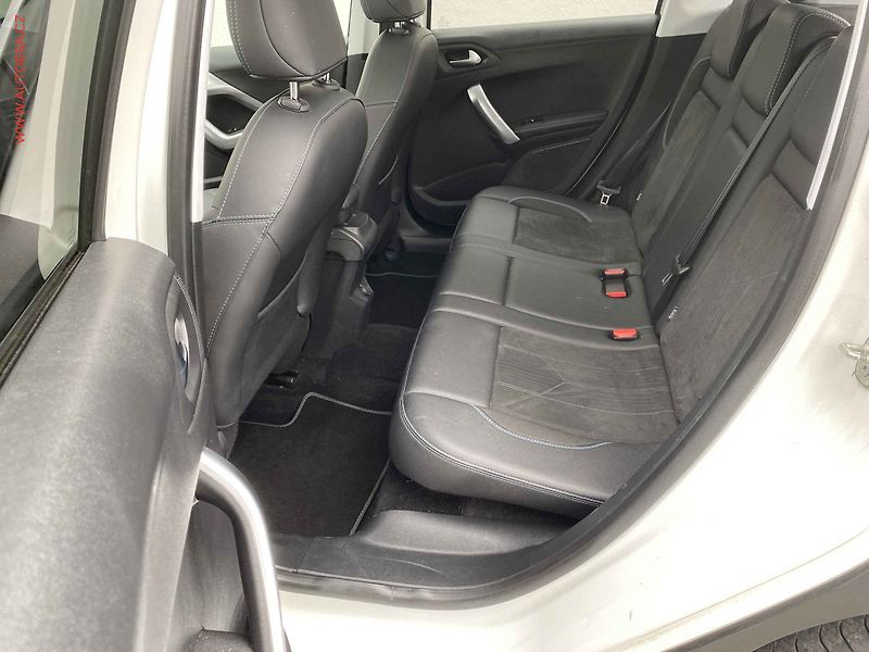 Peugeot 2008 (2018) 1.2 PT, Crossway, TZ, panor - fotka 10 z 18