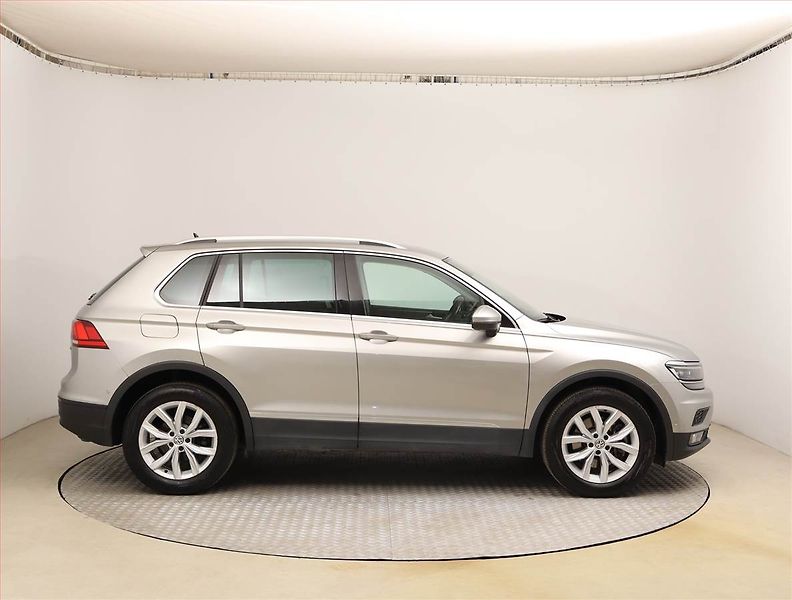 Volkswagen Tiguan (2020) Elegance 2.0 TSI - fotka 6 z 29