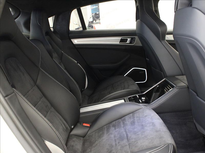 Porsche Panamera 4,0 GTS 368 kW zánovní stav - fotka 13 z 36