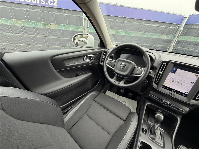 Volvo XC40 1.5 T3 Momentum/Panorama - fotka 9 z 29