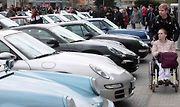 Sraz automobilů Porsche 911, parkoviště u obchodního centra Arkády 18. dubna.
