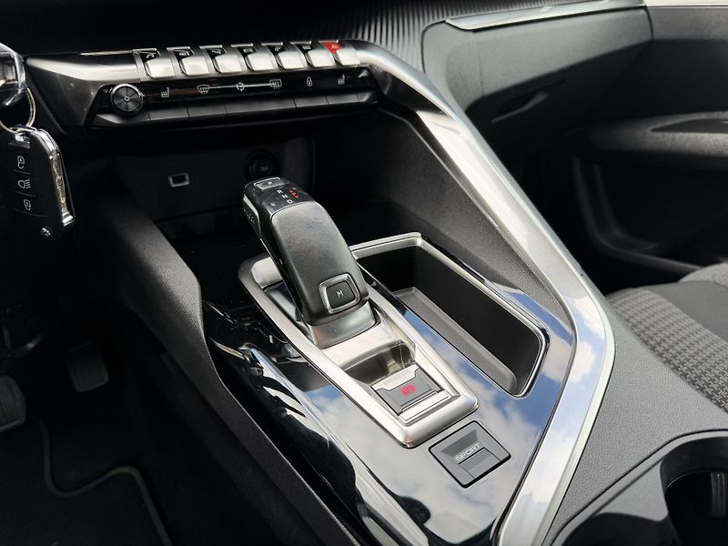 Peugeot 3008 (2018) 1.6 PureTech 133 kW/tažné - fotka 17 z 22