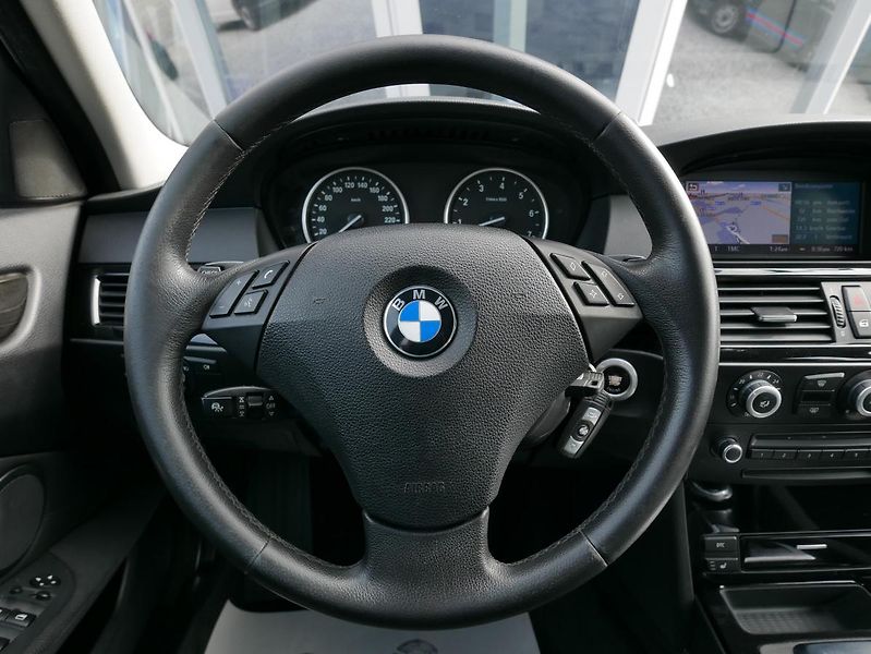 BMW Řada 5 530Xi 200kW Automat REZERVACE - fotka 26 z 41