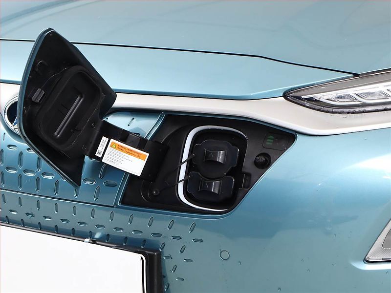 Hyundai Kona (2021) Electric 64 kWh, SoH 100% - fotka 23 z 24