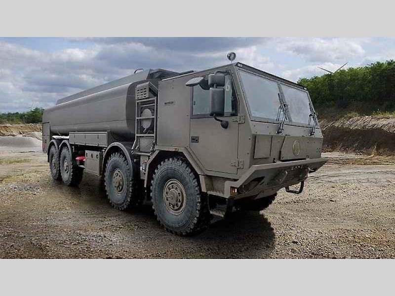 Tatra Force 8x8 – vozidlo pro přepravu potrubí.