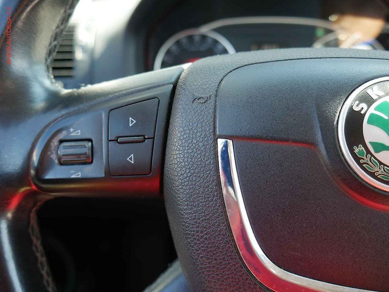 Škoda Octavia (2010) 1.6TDi, Navi, xenon - fotka 14 z 18